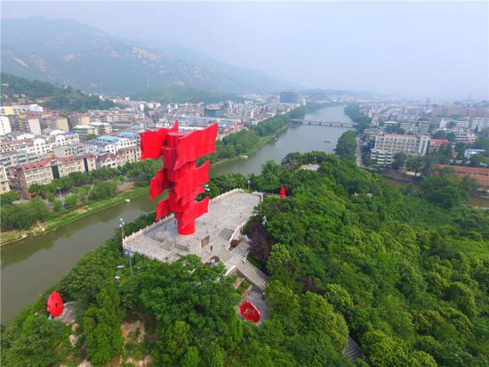 这是河南省信阳市新县鄂豫皖苏区首府革命博物馆附近的英雄山八面红旗雕塑(2017年8月4日无人机照片)。新华社记者 冯大鹏 摄