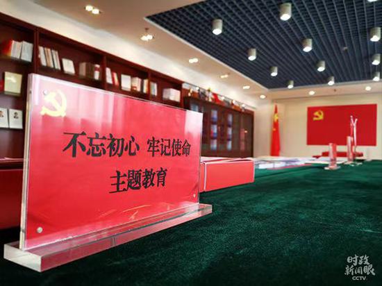 △2019年7月16日,习近平总书记在内蒙古自治区自然资源厅,实地指导开展“不忘初心、牢记使命”主题教育。(央视记者张晓鹏拍摄)