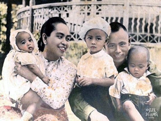 △昂山素季的父亲是缅甸独立领袖昂山将军。这是1946年昂山素季(左一)全家人的合影。2016年8月,昂山素季就任缅甸国务资政后,将中国作为东盟外的第一个出访国。习近平在会见时高度赞赏她追循先辈足迹、致力于推进中缅友好事业。