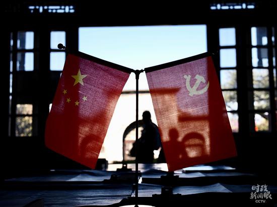 △和顺自古就有崇文尚教、重视家风家训的传统,这是和顺图书馆一角。(总台央视记者王哈男拍摄)