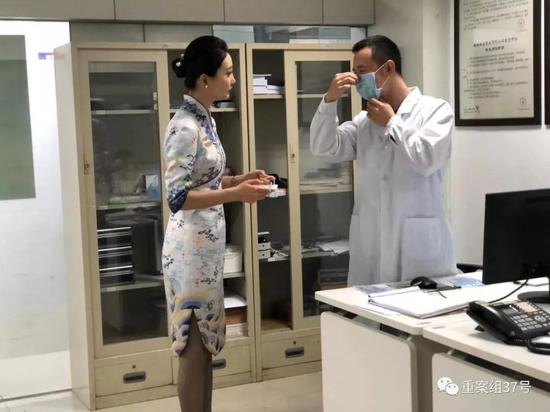 ▲航医示范如何正确佩戴口罩。 海南航空供图