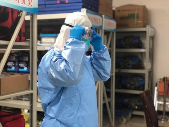 自行穿戴防護服需要20分鐘