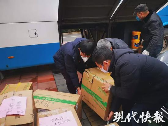 △江苏援湖北医疗队队员正在整理携带的物资 葛宁海 摄