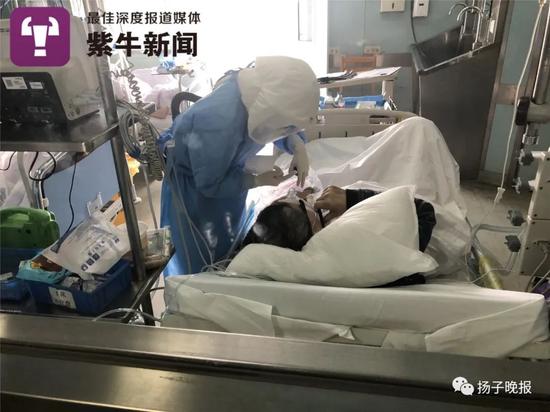 潘纯在救护患者