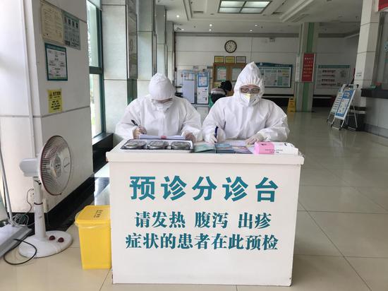 ↑百步亭社区卫生服务中心分诊台。