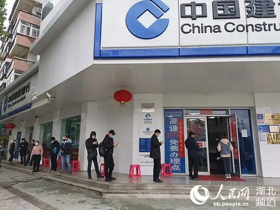 银行网点市民排队有序进入。(周雯 摄)