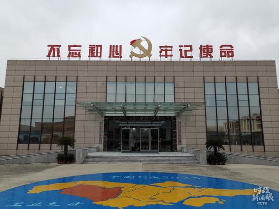 △园区管理服务中心以服务企业生产和员工生活为职责(总台央视记者杨立峰拍摄)