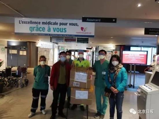 3月23日,在比华人将护目镜捐赠给比利时布鲁塞尔当地医院。(图自新华社)