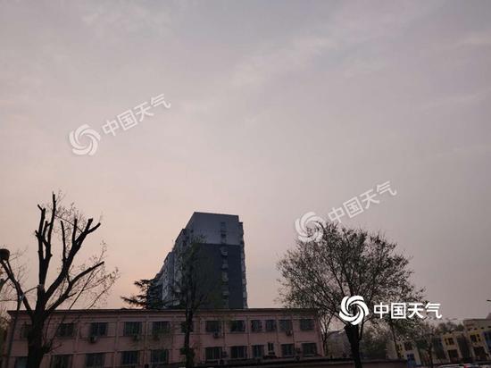 今早北京天空云量较多。