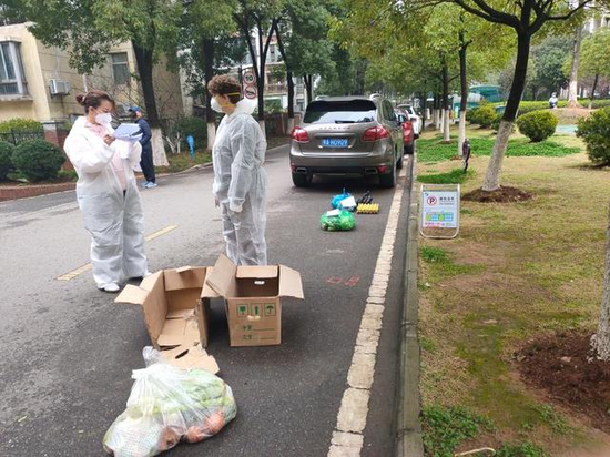 △梦露在武汉社区做自愿者事情
