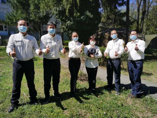 ▲4月12日,在塞尔维亚首都贝尔格莱德,中国赴塞尔维亚抗疫医疗专家组成员在驻地合影。新华社发(中国赴塞尔维亚抗疫医疗专家组供图)