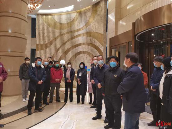 本地向导探望“慈善中医之家”医疗队