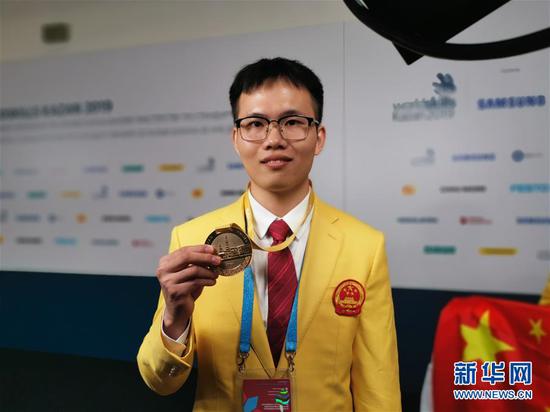 2019年8月27日，中国选手黄晓呈在俄罗斯喀山体育场获得第45届世界技能大赛数控车床项目金牌后展示金牌。新华社记者 蔡国栋 摄