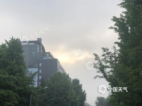  今晨，北京体感较凉，阳光还未“露脸”。（图/江漪）