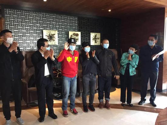 离开前,张伟丽与河西区政府负责人、隔离点工作人员合影