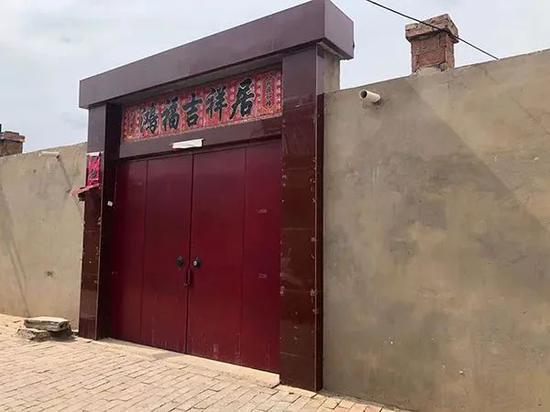 马某活埋母亲的墓坑（图源：澎湃新闻）