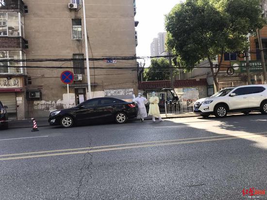 小区外的医护职员
