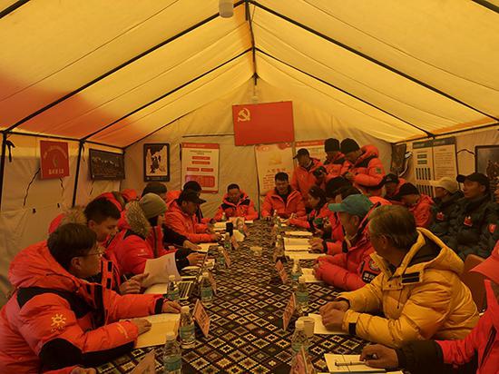 5月11日下午珠峰大本营举行主题党日活动。澎湃新闻记者 王万春 图