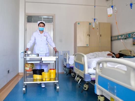 5月10日,刘海婷在海东市第一人民医院病房内准备给患者打针.