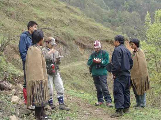 2005年，刘芳在凉山调查时与彝族群众交谈。