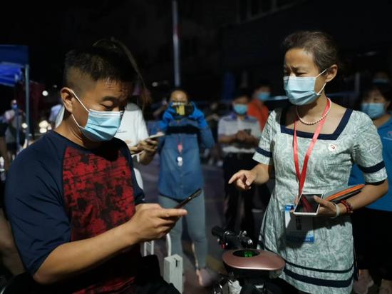 昨天破晓0点,社区书记蒯文琴在查抄出入住民的康健码