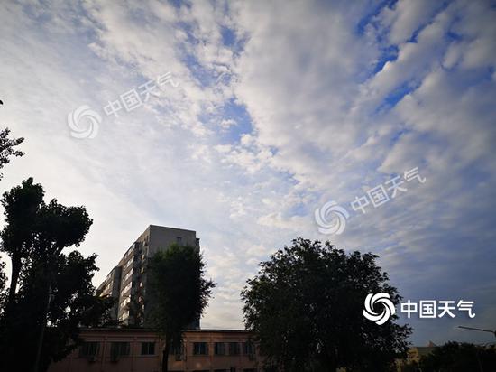 今早,北京天空云量较多。(图/王雯雯)