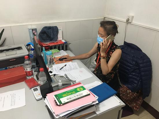 昨世界午五点,蒯文琴正在居委会帮住民开具证实