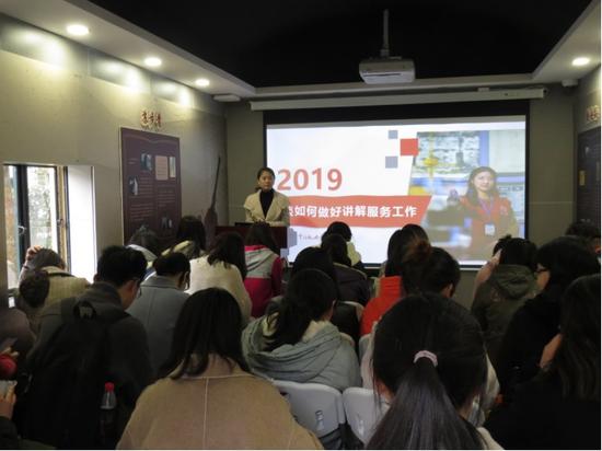来自中共一大会址纪念馆的金牌讲解员在为“星火”队员传授经验