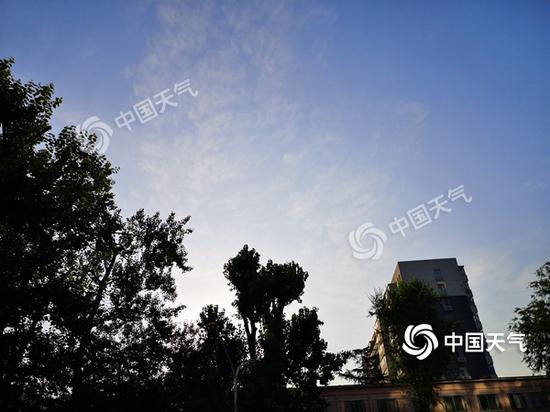7月1日早晨,北京天空云量增多。(图/王雯雯)