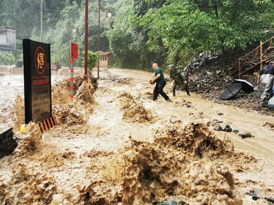 重庆巫溪，洪水导致多条道路被冲毁。图/受访者提供