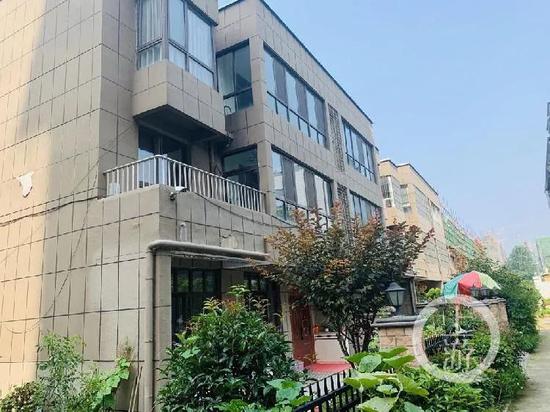 7月8日，江苏泗阳，别墅区为4幢3层联排别墅，最东侧一幢外墙即为幼儿园西侧外墙。/记者 时婷婷