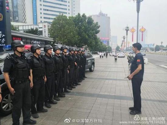图为唐山特警支队全员备勤,随时做好抢险救灾的预备。
