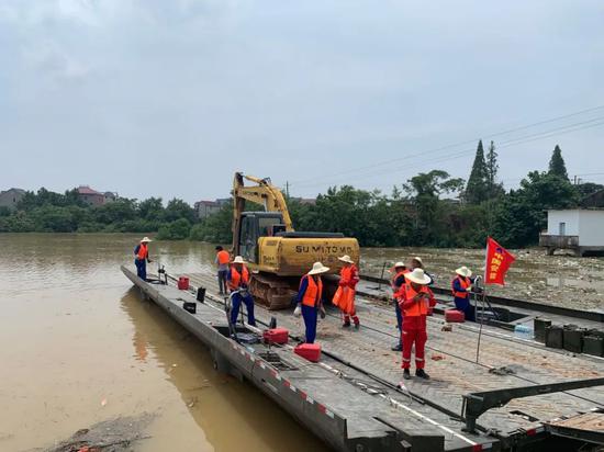 中国安能集团南昌分公司在现场抢险(供图:中国安能集团南昌分公司)