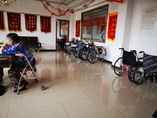 乐福轩养老院的老人活动中心,老人自背轮椅出行。