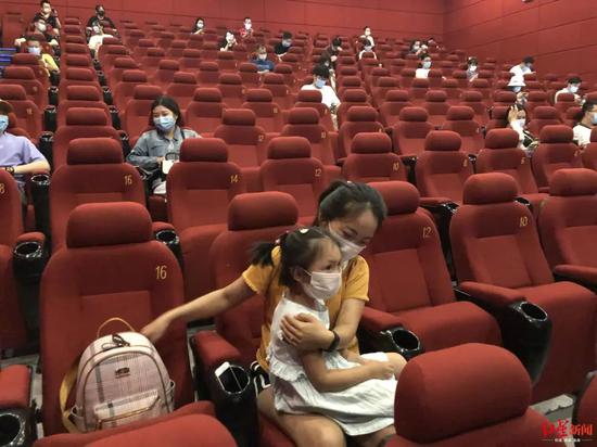影院复工情侣也得隔开坐?单身狗:哈哈哈哈哈哈