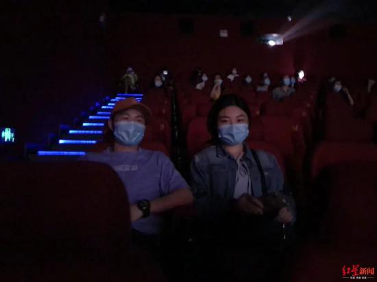 影院复工情侣也得隔开坐?单身狗:哈哈哈哈哈哈