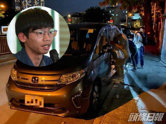 警方拘捕钟翰林,将其带上七座车。(图源:香港《头条日报》)
