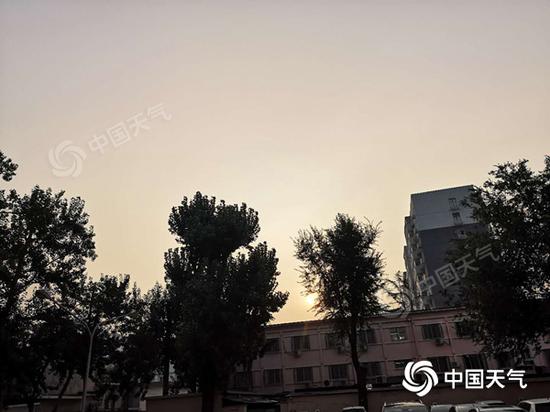 今天早晨,北京闷热已“上线”。