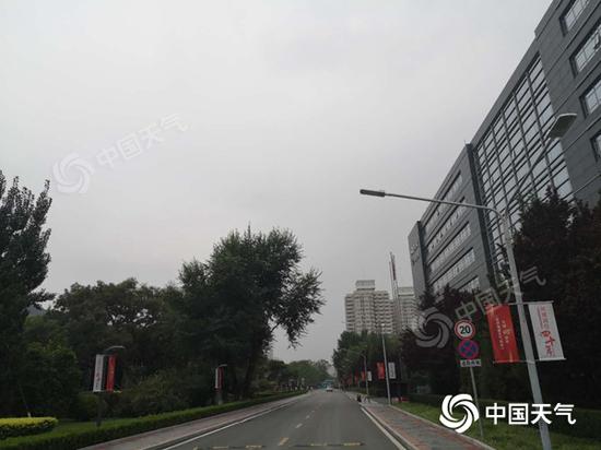今早,北京天空阴沉。