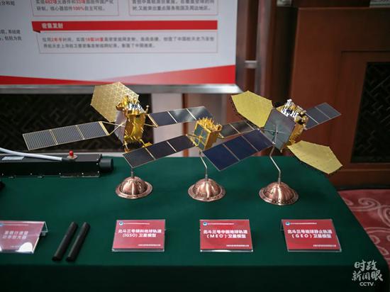 △从左至右:北斗三号倾斜地球轨道卫星模型、中圆地球轨道卫星模型、地球静止轨道卫星模型。(总台央视记者彭汉明拍摄)