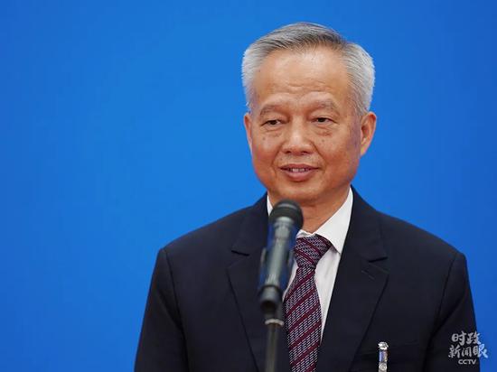 △杨长风在今年两会首场“委员通道”上通过网络视频接受采访。