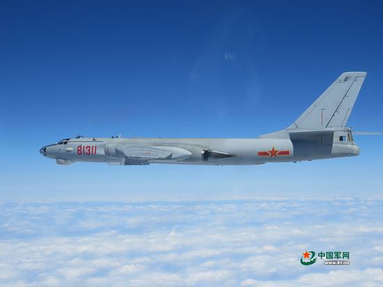 飞行中的轰-6L,该机也可以携带鹰击-12反舰导弹。 图片来源:中国军网