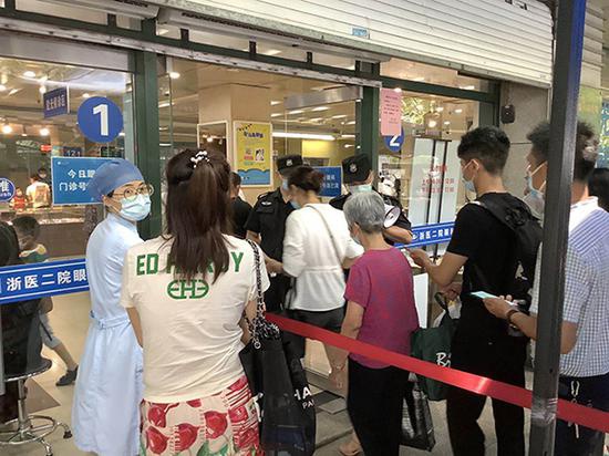 8月5日13时,浙大二院眼科中心门诊门口。澎湃新闻实习生 林胤儒 图