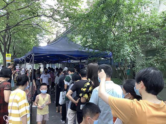5日中午,等待进入门诊的排队人群。澎湃新闻实习生 林胤儒 图