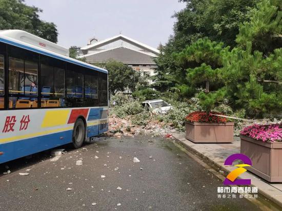 西安一处城墙坍塌4伤 亲历者:幸亏公交车早开了10秒