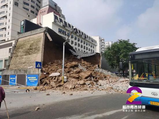 西安一处城墙坍塌4伤 亲历者:幸亏公交车早开了10秒