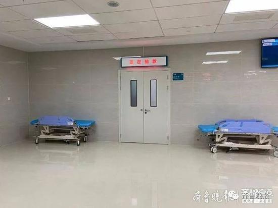 男童和老人过马路时被撞出去十几米 经抢救无效身亡