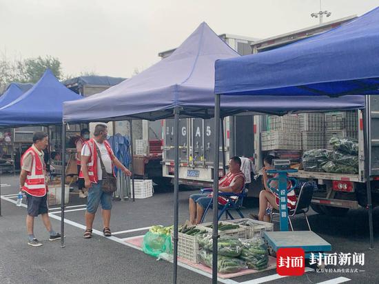 批发商清点货品后开始营业。封面新闻记者粟裕摄影