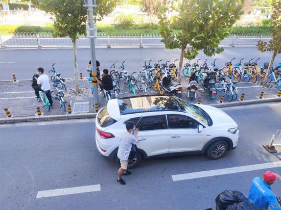 北京天通苑地铁站外一辆车堵一串车 这样的司机该罚