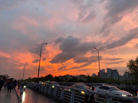 张玖在浦东张江上班,下班路上的夕阳。